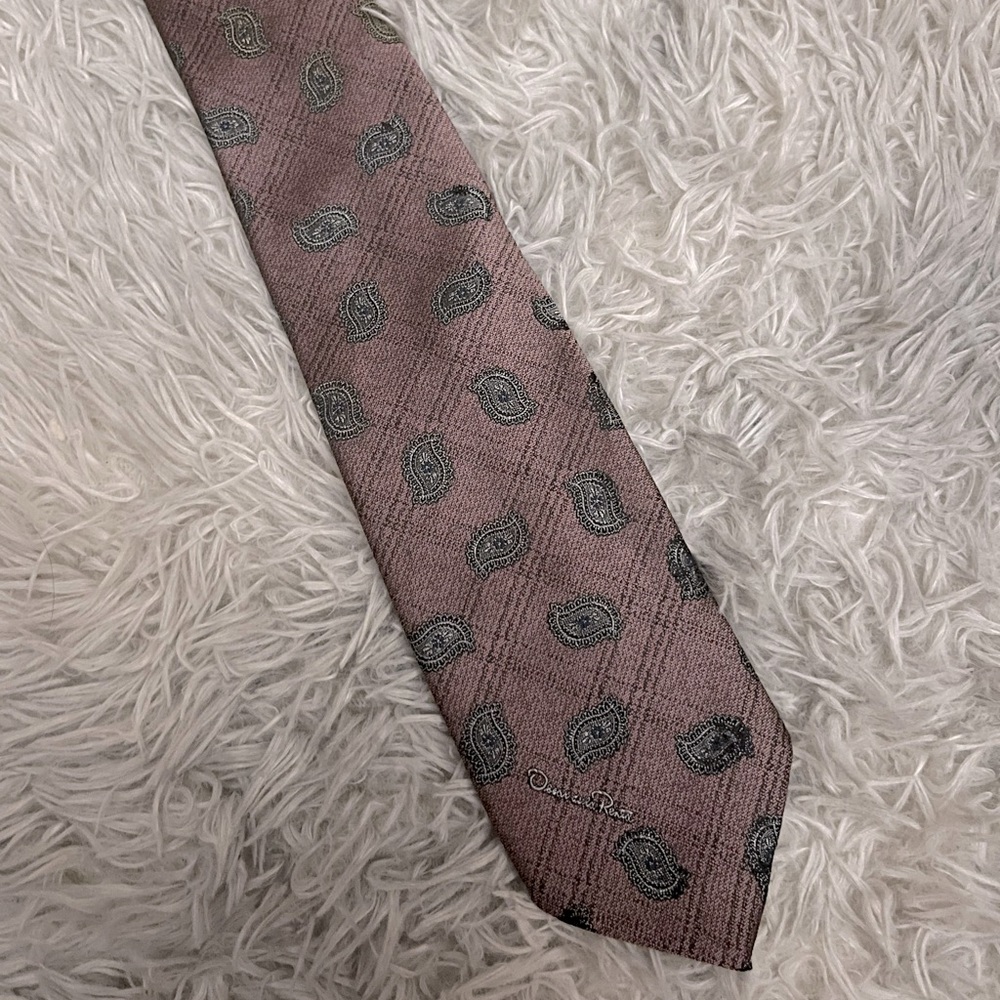 🟩2 for $25 Vintage Men’s Oscar De La Renta Tie (material unknown)